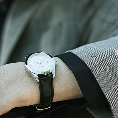 プレゼントに時計をオーダーしよう―機械式・クォーツ式の違いとは？