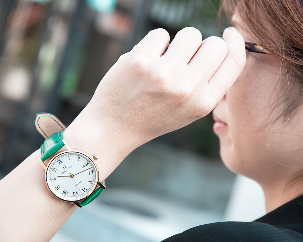 腕時計をしている50代～60代の女性